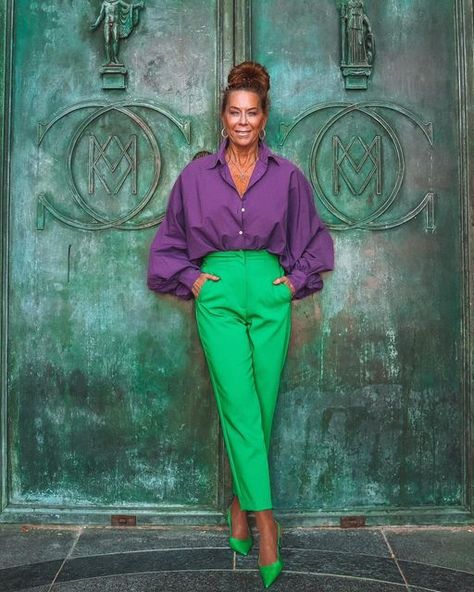 Stone Trousers Outfits, Green T Shirt Outfit Casual Women, Green Earrings Outfit, Lilac And Green Outfit, Lilac Blouse Outfit, Colorful Business Outfits, Lilac Pants Outfit, Cocomelon Birthday Party Ideas, Color Block Outfits