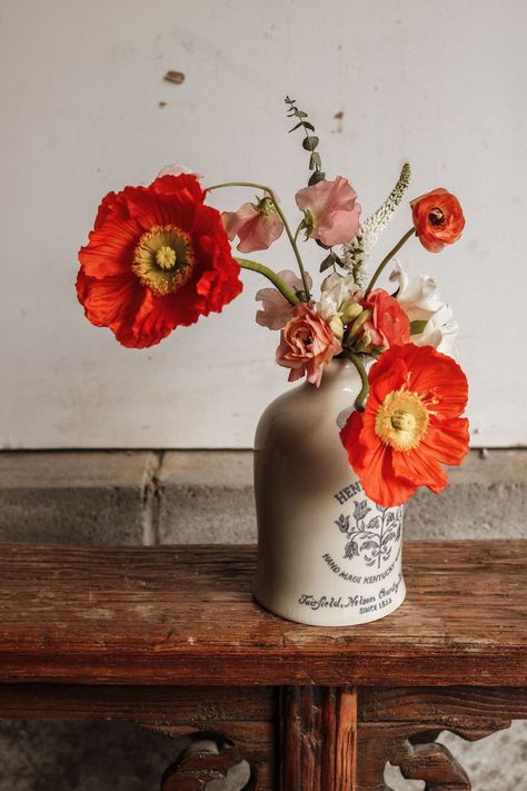 Diy Garden Decoration, Spring Moodboard, Flowers In Vases, Market Flowers, Poppy Bouquet, Spring Family, Flower Vase Arrangements, Garden Aesthetic, Vase Arrangements