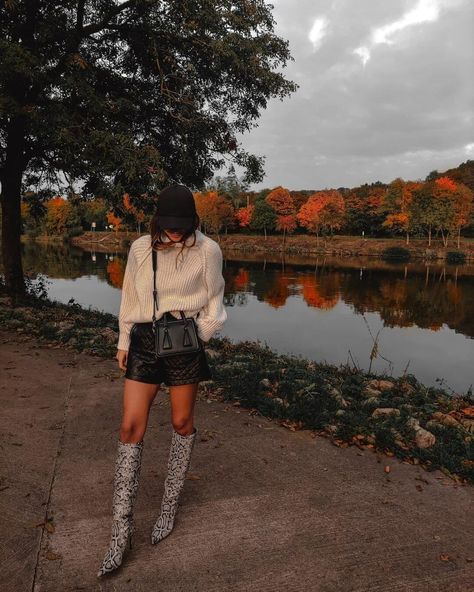 10 Best Ways To Wear Slouchy Boots Right Now Slouchy Boots Outfit, All Leather Outfit, Coordinates Outfits, Calf High Boots, Dresses And Tights, Metallic Boots, Slouchy Boots, Tailored Coat, Outfit Formulas