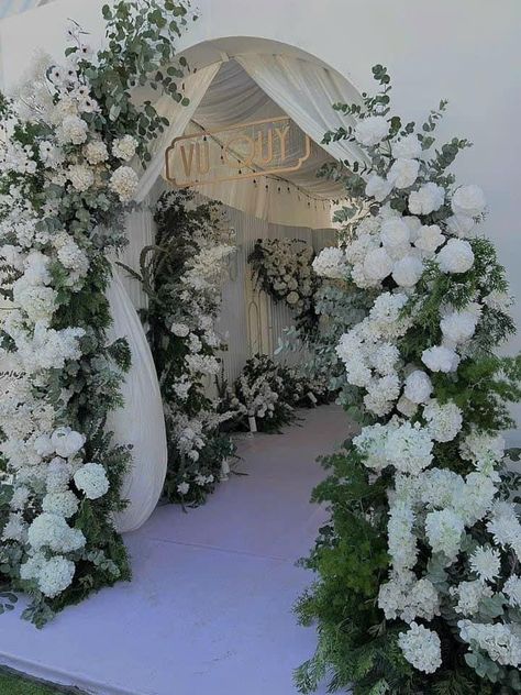 White And Green Wedding Entrance, Welcome Gate Wedding, Entrance Arch Wedding, Arch Walkway, Wedding Tunnel, Wedding Tunnels, Beach Wedding Setup, Wedding Gate, Wedding Entrance Sign