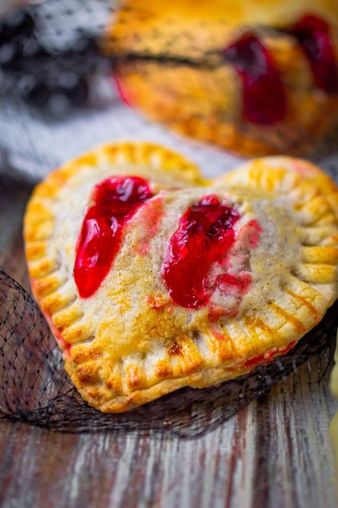 Hand Pies Halloween, Vampire Appetizers, Twilight Desserts, Vampire Desserts, Vampire Treats, Vampire Recipes, Vampire Snacks, Vampire Food, No Bake Key Lime Pie Recipe