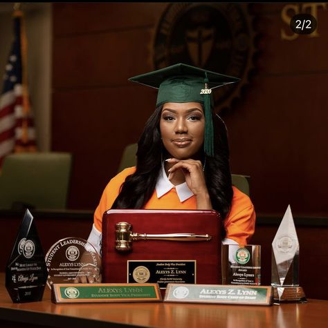 Future Lawyer Senior Pictures, Famu Law School, Senior Picture Ideas Lawyer, Real Estate Graduation Pictures, Psychology Degree Photoshoot, Lawyer Senior Pictures, Jd Graduation Pictures, Law Student Graduation Pictures, Law School Photo Shoot