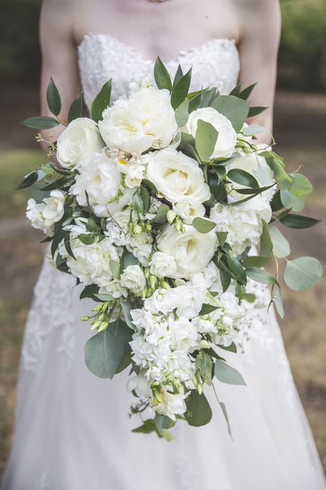 White, modern cascading bouquet. Photo by `The Woods Weddings. Green Cascading Bouquet, White Wedding Flowers Bouquet, Simple Wedding Bouquets, Bridesmaid Bouquet White, Wedding Floral Design, Cascading Bouquet, Cascading Bridal Bouquets, Cascading Wedding Bouquets, Bridal Bouquet Fall