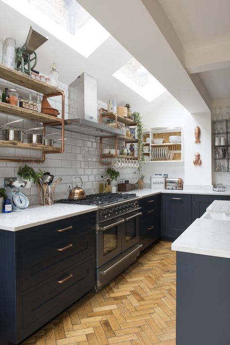 A lovely looking kitchen, we love how the skylights let in plenty of natural light to make the room feel brighter. Design Ložnic, Desain Pantry, Interior Design Magazine, Kitchen Extension, Diy Interior, Home Design Decor, Open Plan Kitchen, Design Living, Kitchen Style