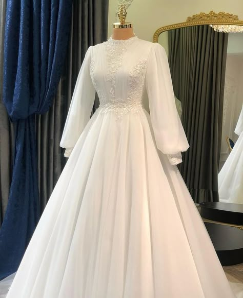 Princesscore Wedding Dress, Modest Wedding Dresses Ball Gown, Fesyen Islam, Muslimah Wedding Dress, Bride Dress Simple, Fancy Wedding Dresses, Long Sleeve Prom, Dream Wedding Ideas Dresses, Tulle Ball Gown