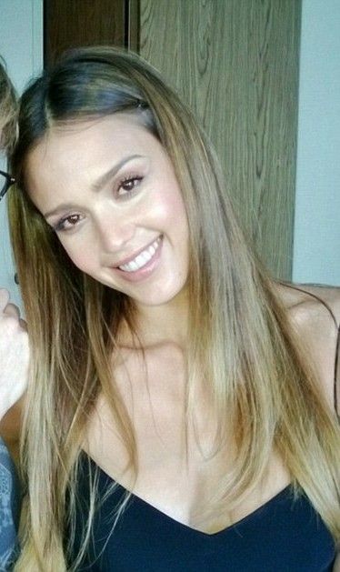 Jessica Alba Jessica Alba Brunette Hair, Jessica Alba Natural Hair, Awake Jessica Alba, Jessica Alba 2000s Hair, Jessica Alba 2000s, Jessica Alba Hair Color, Jessica Alba Makeup, Young Jessica Alba, Cristina Aguilera