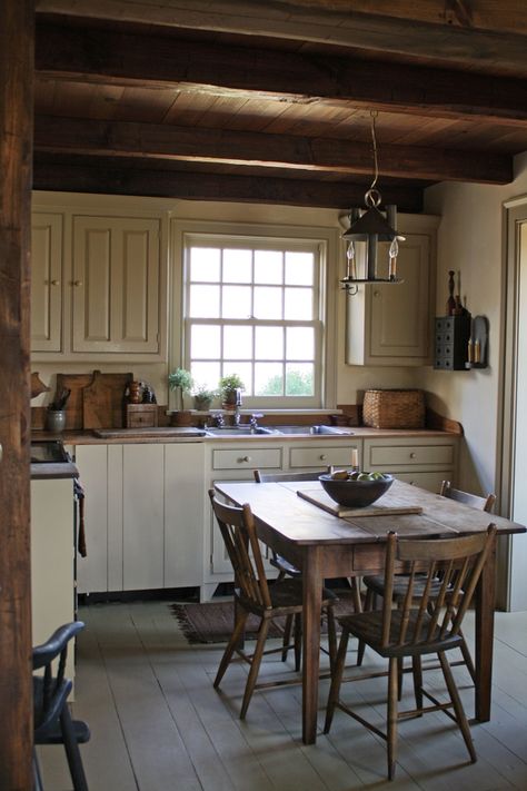 Small Country Kitchens, Dapur Rustic, American Farmhouse, Casa Country, Farmhouse Kitchen Design, Country Kitchen Decor, Primitive Kitchen, Kitchen Farmhouse, Country Style Homes