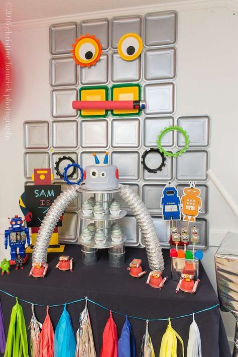 Fantastic robot birthday party! See more party planning ideas at CatchMyParty.com! Gear Decorations, Robot Classroom, Maker Fun Factory Vbs 2017, Simple Robot, Robot Decor, Big Robot, Maker Fun Factory Vbs, Robot Decorations, Fellowship Hall