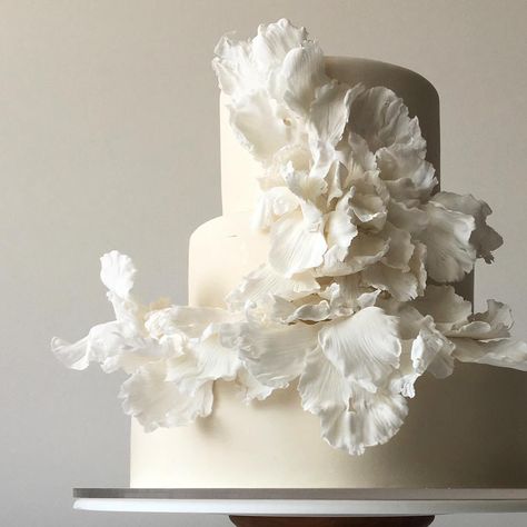 Concrete Wedding Cake, Concrete Wedding, Artist Cake, Wedding Cakes Elegant, Ruffle Cake, White Wedding Cakes, Cake Trends, White Wedding Cake, Wedding Cakes With Flowers