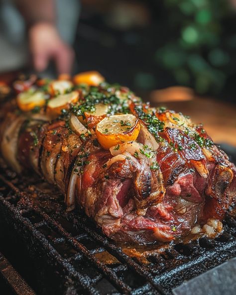 """El cabrito asado es una tradición familiar que nunca falla en las reuniones. ¡El sabor ahumado y tierno de la carne te hará salivar y querer más!""  Ingredientes: - 1 cabrito (aproximadamente 10-12 kilos) - Sal al gusto - Especias (puedes utilizar ajo, pimienta, o tus favoritas)  Para conocer todos los detalles de la preparación y los ingredientes adicionales, puedes consultar el enlace en el primer comentario [👇] [👇].  ¡Disfruta de este manjar con tus seres queridos y acompáñalo con tortillas y salsas!   #CabritoAsado #Tradición #RecetasMexicanas #Sabor #ComidaFamiliar" Tortillas