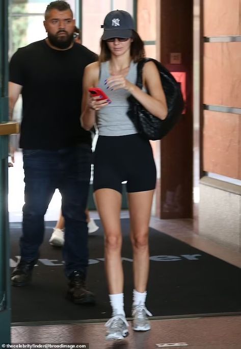 Kendall Jenner Wimbledon, Kendall Jenner Biker Shorts, Kendall Jenner Shorts Outfit, Gym Outfit Kendall Jenner, Kendall Jenner Active Wear, Kendall Workout Outfit, Kaia Gerber Street Style Workout, Kendall Summer Outfits, Kendall Jenner Gym Outfits