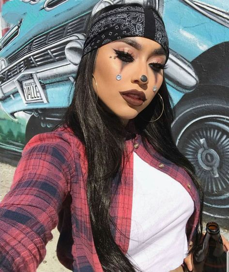 Chola Clown Makeup Halloween, Chola Costume Ideas, Chola Clown Makeup, Chicana Clown Makeup, Chola Costume, Chola Party, Chicana Makeup, Chola Outfit, Gangster Halloween Costumes