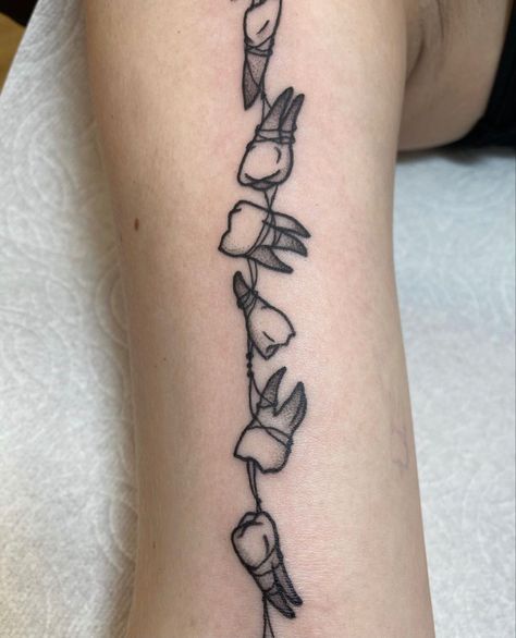 Traditional Teeth Tattoo, Animal Teeth Tattoo, Teeth Knee Tattoo, Teeth Tattoo Ideas, Simple Knee Tattoos, Tooth Tattoo Ideas, Tattoo Teeth, Knee Tattoo Ideas, 666 Tattoo