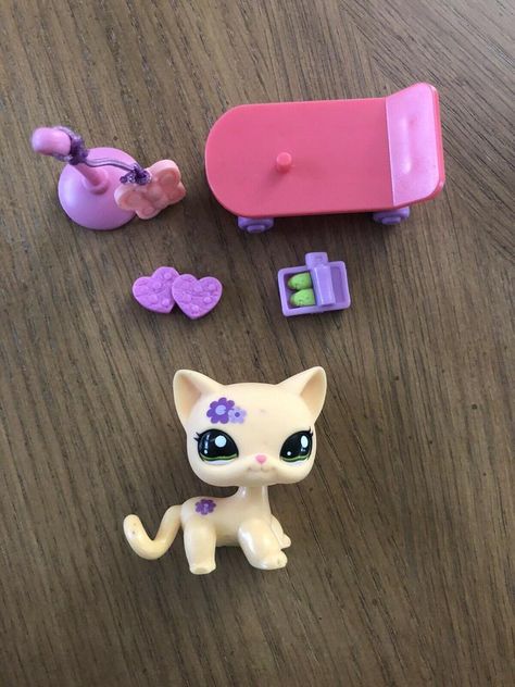 Littlest Pet Shop LPS Authentic #1962 Yellow Nintendo Shorthair Cat Rare Mable Pines, Baby Bobcat, Lps Shorthair, Niche Interests, Rare Lps, Lps Cats, Lps Customs, Lps Toys, Lps Pets