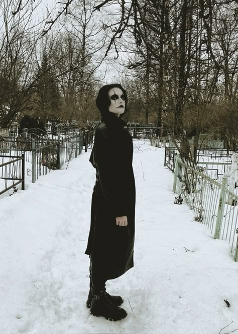 #thecrow #ворон #cosplay #gothic Crow Halloween Costume, The Crow Costume, Dark Witch Costume, Crow Cosplay, The Crow 1994, Gothic Cyberpunk, The Crow Movie, Crow Halloween, Halloween Fantasia