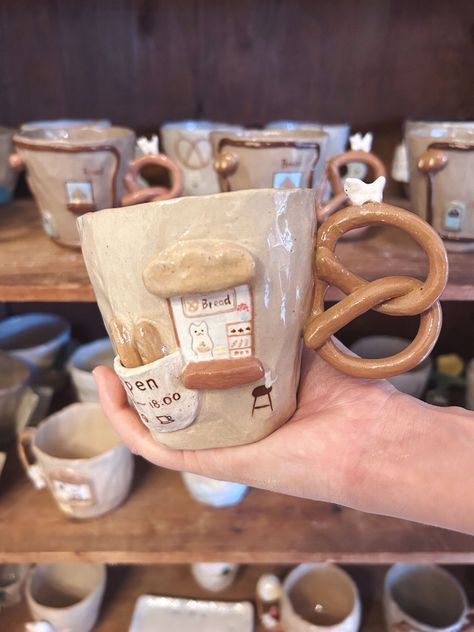 Coffee Mug Aesthetic, Mugs Aesthetic, Creative Mug, Crockery Design, Clay Diy Projects, Diy Ceramic, Tanah Liat, Pretty Mugs, Cadeau Diy