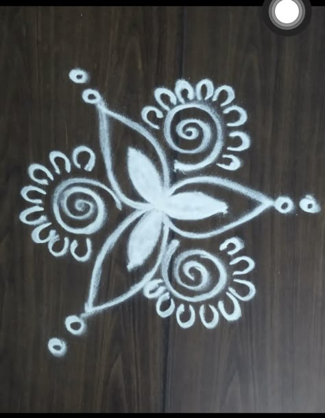 Jhoti Chita Design Simple Easy, Jhoti Chita Design Simple, Jhoti Chita Design, Tulsi Rangoli, Mini Kolam, Side Rangoli, Daily Simple Rangoli, Rangoli Painting, Happy Diwali Rangoli