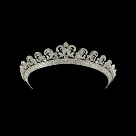 Cartier London Halo tiara 1936, platinum, diamonds, 3 x 18 cm, lent by Her Majesty Queen Elizabeth II, Royal Collection Trust/All Rights Reserved Cartier Tiara, Halo Tiara, Queen Elizabeth Crown, Historic Jewelry, Lovers Knot Tiara, Princess Kate Style, School Dr, Kate Middleton Wedding, Royal Collection Trust