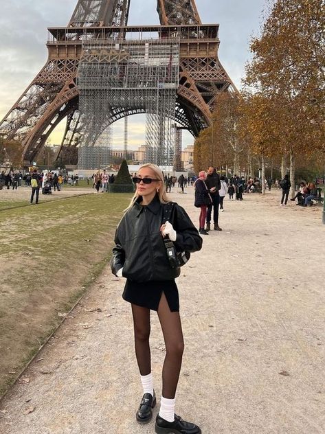 Outfit Inspo Winter Europe, Classy Paris Outfit, Loafers With Stockings Outfit, Autumn Outfits Europe, Amsterdam Winter Style, December Europe Outfits, Dinner In London Outfit, Europe December Outfit, Loafers With Stockings