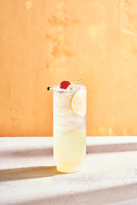 Tom Collins Recipe, Tom Collins Cocktail, Lyric Ideas, Sour Cocktails, Chill Lounge, Collins Cocktail, Daiquiri Cocktail, Spicy Drinks, Whisky Sour