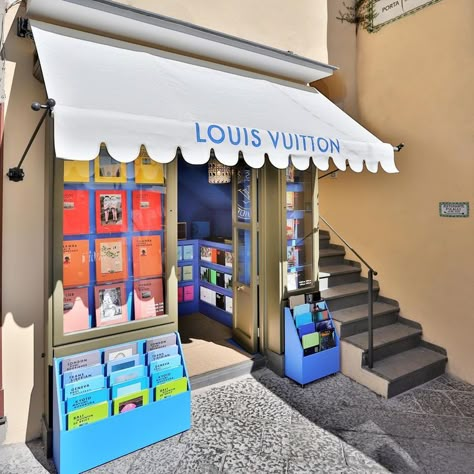 Louis Vuitton Pop Up, Pop Up Bookstore, Pop Up Retail, Pop Up Cafe, Capri Italy, Store Design Interior, Store Displays, Store Interior, Pop Up Stores