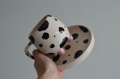 Cow Clay, Black White Kitchen Decor, Cow Cup, Ceramic Forms, Black White Kitchen, Painted Coffee Mugs, Cow Mug, White Kitchen Decor, Animal Mugs