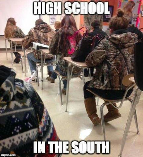 This is literally how my school used to be lol Southern Humor, Country Girl Life, Country Jokes, Hunting Humor, Country Girl Quotes, Country Memes, And So It Begins, E Card, Really Funny Memes