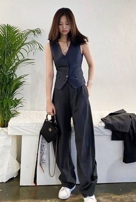 Trouser And Vest Outfit, Graduation Pictorial Outfit Ideas, Waist Coat Outfit Women, Chanel Street Style, Waistcoat Outfit, Jennie Chanel, Woman In Suit, Diy Clothes Design, Woman Suit Fashion