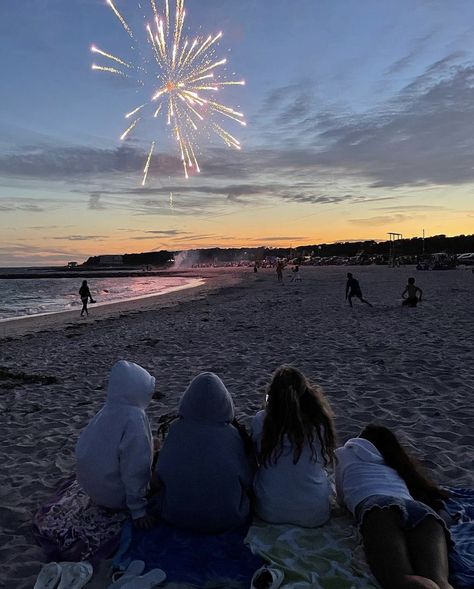 4th Of July Beach Aesthetic, East Coast 4th Of July, Beach Town Summer, Cape Cod Fourth Of July, 4th Of July On The Beach, 4th Of July Beach Pictures, Costal Summer Aesthic, Cape Cod Instagram Pics, East Coast Beach Aesthetic