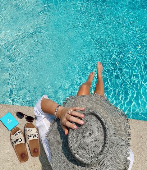 Pool Side Dress Ideas, Poolside Pictures Instagram Summer, Creative Pool Photography, Pool Day Photo Ideas, Poolside Aesthetic Summer, Pool Day Vibe, Pool Day Photoshoot, Pool Day Photos, Instagram Pool Pictures