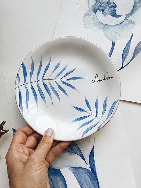 Blue & white on Behance Ceramic Cafe, Painted Ceramic Plates, Diy Pottery Painting, Pottery Store, Pottery Houses, Pottery Painting Designs, Keramik Design, Spoon Rests, Painted Plates