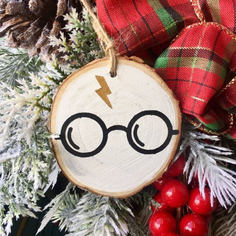 Hogwarts House Ornament Harry Potter Ornament, Harry Potter Christmas Ornaments, Harry Potter Christmas Decorations, Harry Potter Ornaments, Harry Potter Christmas Tree, Anniversaire Harry Potter, Harry Potter Christmas, Wood Slice Ornament, Wood Christmas Ornaments