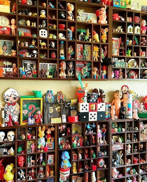 Displaying Small Collectables, Vintage Toy Aesthetic, Vintage Toy Display Ideas, How To Display Small Collectibles, Tchotchkes Display Ideas, Vintage Toy Room, Display Collections Ideas, Collections Of Objects Display, Collectors Room Ideas