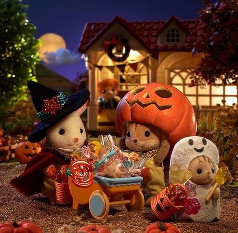 Critters 3, Calico Critters Families, Calico Critters, Season Of The Witch, Little Critter, Sylvanian Families, Family Halloween, Cute Toys, Hallows Eve