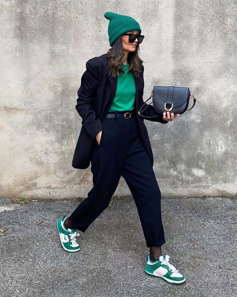 Green Shoes Outfit, Airplane Outfits, Outfit Elegantes, Closet Inspiration, Smart Casual Outfit, Autumn Street Style, Fashion 101, Casual Sporty, Fashion Mistakes