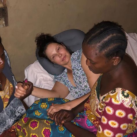 Ashley Judd Shares Photos from Her 'Grueling 55-Hour' Rescue After Shattering Her Leg in the Congo Ashley Judd Now, Ashley Judd Short Hair, Pink Popcorn Recipe, Congo Rainforest, Pink Popcorn, Ashley Judd, Popcorn Recipe, Leg Injury, Democratic Republic Of The Congo