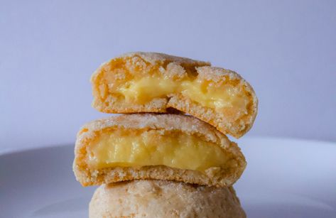 Salted Egg Yolk Custard Filled Cookies – breadbaby Egg Yolk Custard, Egg Yolk Cookies, Egg Yolk Recipes, Custard Buns, Custard Cookies, Salted Egg Yolk, Egg Custard, Snickerdoodle Cookie Recipes, Filled Cookies