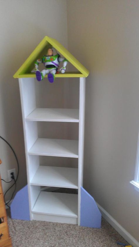 Take plain white bookshelf, add a few embellishments and you end up with a rocket! Baby Furniture Diy, Toy Story Bedroom, Toy Story Nursery, Toy Story Room, White Bookshelf, Bookshelf Plans, White Bookshelves, Disney Rooms, Diy Baby Furniture