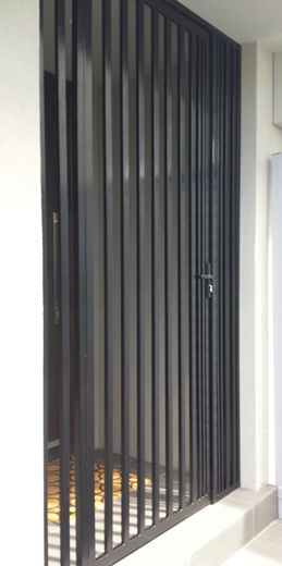 Security Screen Door Front Entry, Security System Design, Door Pattern, Safety Gates, Home Safety Tips, Steel Security Doors, Security Gates, Home Security Tips, Security Doors