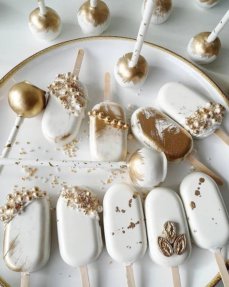 Edible elegance - gold accents on white popsicle cakes and cake pops! Mmmmm!! BEAUTIFUL, don't you agree?!! 💋💋 📷 @sisi_nass . . . . .… Gold Cakesicles, Popsicle Cake, Popsicles Cake, Ice Cream Cake Pops, Cake Popsicles, White Cake Pops, Cake Pop Designs, Cake Pop Decorating, Mini Torte