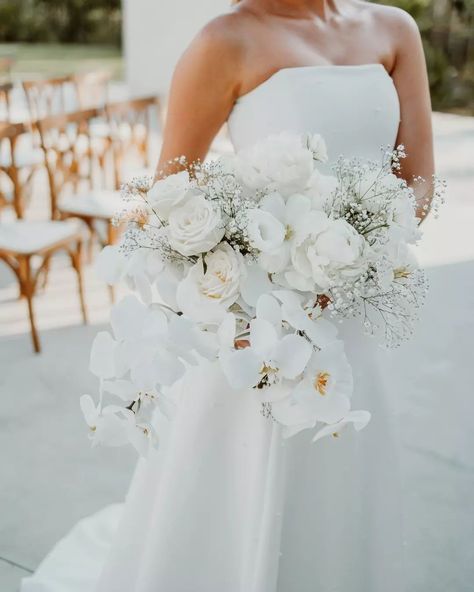 bride holding all white bouquet Bride Bouquets White, Loose Bouquet, Orchid Wedding, White Bridal Bouquet, Blue Themed Wedding, Wedding Venue Inspiration, Wedding Theme Colors, White Orchids, White Bouquet