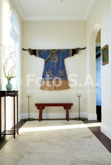 Through the French eye of design: KIMONOS Kimono Hanging On Wall, Kimono Wall Hanging Decor, Kimono Hanger Display, Kimono Display Ideas, Kimono On Wall, Display Kimono, Interior Design Office Studio, Kimono Display, House Makeovers