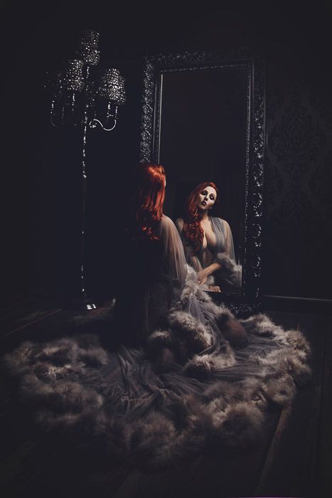 Woman On Throne Photography, Gothic Photoshoot Ideas Studio, Gothic Photoshoot Studio, Gothic Studio Photography, Halloween Shoots Ideas, Goth Budiour Photoshoot, Gothic Self Portrait, Black Robe Photoshoot, Diy Boudiour Photoshoot Plus Size Classy