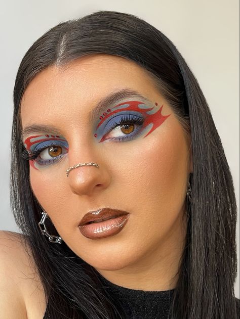 Blue Red Makeup Eye Shadows, Red White And Blue Make Up, Red Blue Makeup Looks, Red Blue Eye Makeup, Red And Blue Eyeliner, Red And Blue Eye Makeup, Red Graphic Liner Makeup, Blue And Red Makeup Looks, Blue And Red Eyeshadow Looks