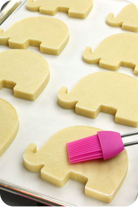 Dough recipe for sugar cookies that won't lose their shape.i think i may have pinned this but never can be too sure Recipe For Sugar Cookies, Elephant Cookies, Shaped Cookies, God Mat, Cupcake Cake, Yummy Sweets, Sugar Cookies Recipe, Tea Cakes, Dough Recipe