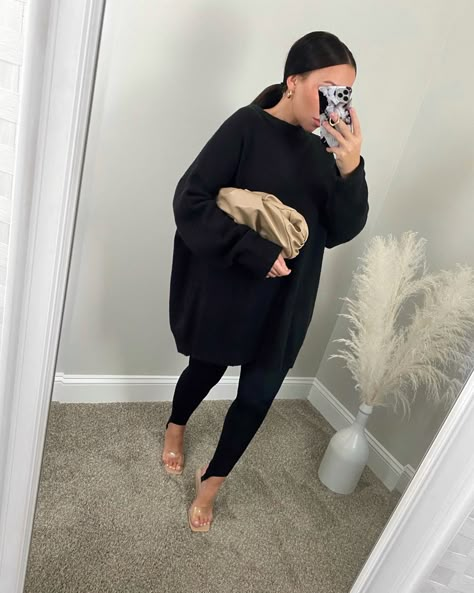 Women's Fall Outfits 2023, Sunday Dinner Outfit Fall, Dressed Up Leggings Outfit, Classy Leggings Outfit, Stirrup Leggings Outfit, Casual Dressy Outfits For Women, Karolina Cruz, Wfh Attire, Work Dinner Outfit