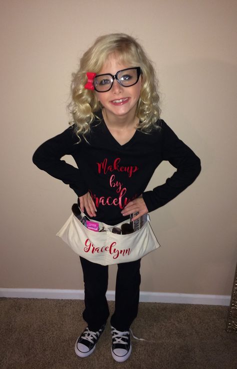 Makeup artist career day Fashion Designer Costume For Kids Career Day, Makeup Artist Costume For Kids, Career Day Spirit Week, Dress Like An Artist, Career Day Dress Up Ideas, Makeup Artist Career, Artist Career, Teacher Costume, Spirit Week Outfits