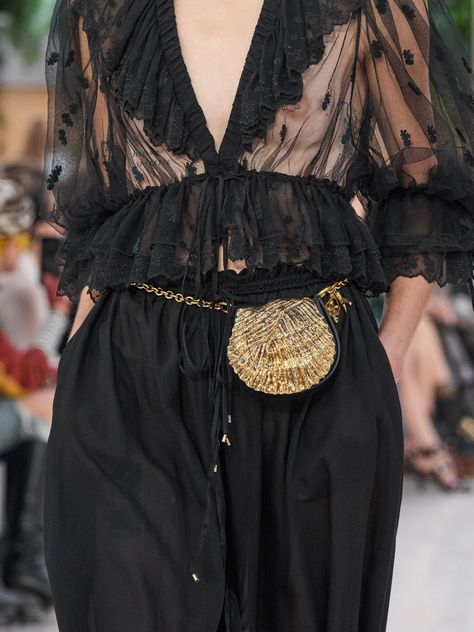 Summer 2025 Runway | Chloé US Chloe Boho Chic, Chloe Fashion Show, Chloe Winter 2024, Chloe Runway, 2025 Runway, Chloe Outfit, Galliano Dior, 2025 Trends, Chloe Fashion