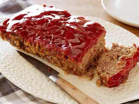 Mom's Meatloaf recipe from Diners, Drive-Ins and Dives via Food Network Mom's Meatloaf Recipe, Meatloaf Recipes Food Network, Dove Recipes, Italian Meatloaf, Turkey Meatloaf Recipes, Best Meatloaf, Turkey Meatloaf, Pizza Margherita, Loaf Recipes