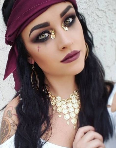 Pirate makeup, halloween makeup, glam, pirate costume, Halloween Glam Pirate, Halloween Makeup Glam, Pirate Makeup, Classic Halloween Costumes, Pirate Queen, Pirate Outfit, Makeup Glam, Queen Makeup, Crazy Makeup